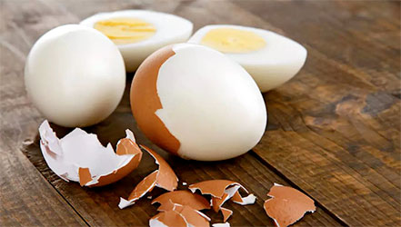 닭고기 달걀, 칼로리, 장점 및 해로움, 유용한 속성
