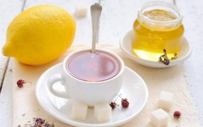 커피, 차, 구운 식품에 첨가 할 때 꿀이 설탕을 대체 할 수 있습니까?
