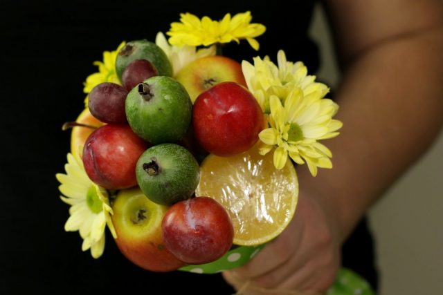 자신의 손으로 과일 꽃다발-홀리데이 케어를위한 오리지널 선물