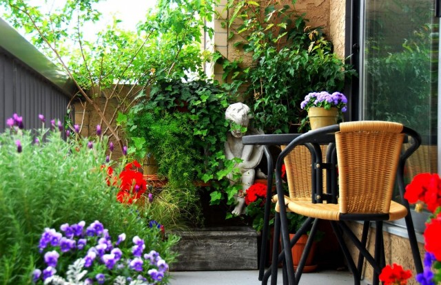 발코니의 수직 정원-아름다운 실내 식물