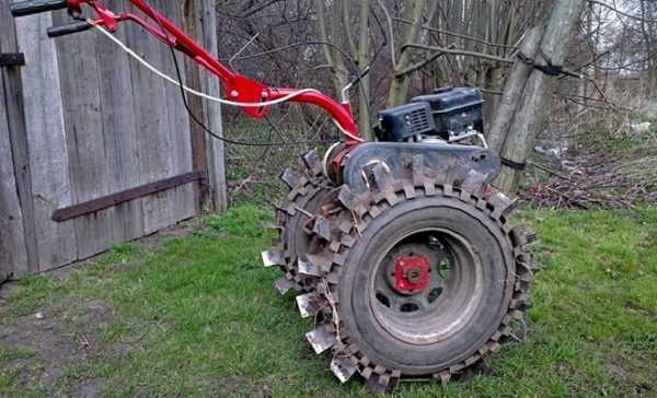 Kaedah untuk menyusun kentang dengan traktor tolak -