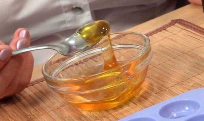 Metoder for å behandle bihulebetennelse med naturlig honning. -