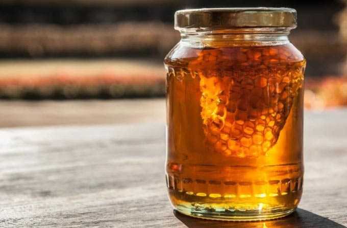 Hvordan behandles rugmelkaker med honning? -
