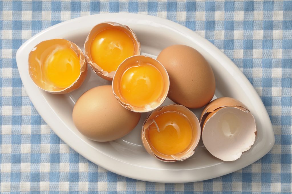 Ballı saç maskesi: yumurta, tarçın, konyak ile tarifler
