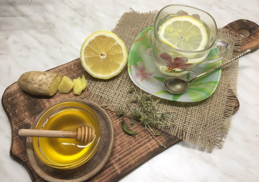 Ballı ve limonlu zencefil: sağlık için tarifler